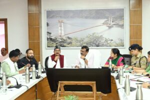 उच्चस्तरीय बैठक में मुख्य सचिव जनप्रतिनिधियों एवं सामाजिक कार्यकर्ताओं के बीच विकास कार्यों एवं जनसमस्याओं को लेकर विस्तृत एवं संवादात्मक मंथन हुआ।